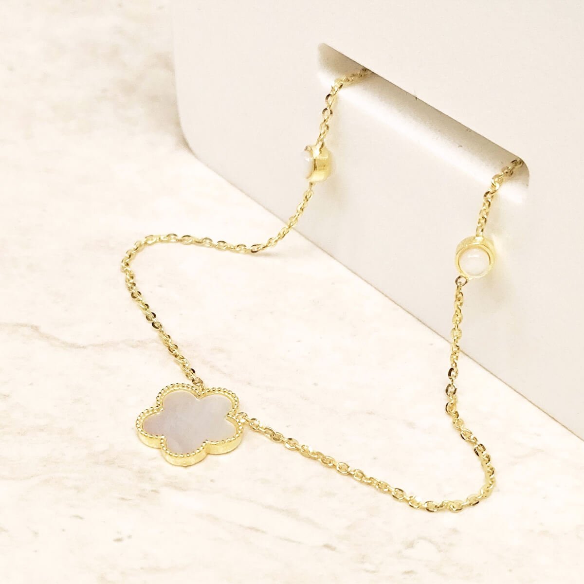 Collana in oro giallo con ciondolo